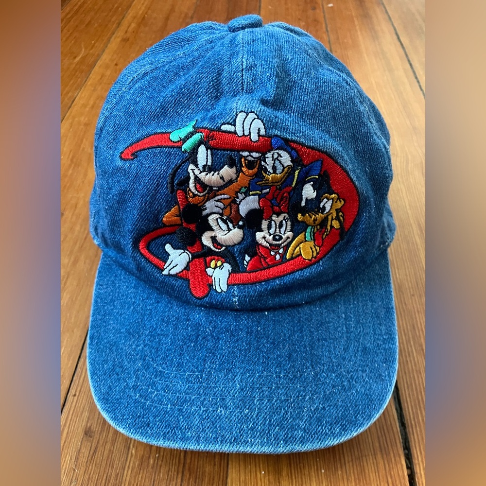 90s Vintage Disney Blue Kids Hat
Mickey and Friends
EUC
Smoke free home